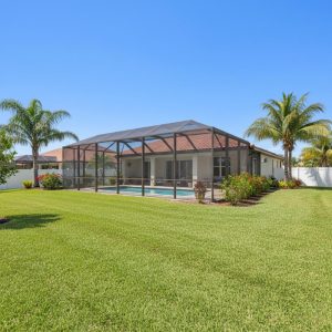 Monthly Lawn Service in Valrico